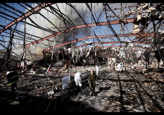 Yemen: La destrucción tras el bombardeo que deja 140 muertos - 8