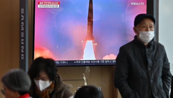 La gente mira una pantalla de televisión que muestra una transmisión de noticias con imágenes de archivo de una prueba de misiles de Corea del Norte, en una estación de tren en Seúl el 2 de noviembre de 2022. (Foto: JUNG YEON-JE / AFP)
