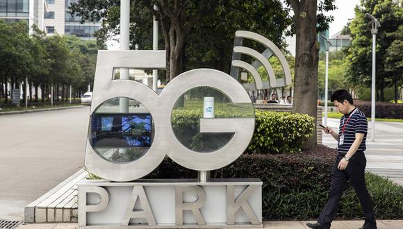 Un hombre camina cerca a la señalización del parque 5G en la sede de Huawei en Shenzhen. (Foto: Qilai Shen/Bloomberg)