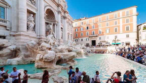 Millones de turistas visitan la fuente cada año lanzado monedas al tiempo que piden un deseo. Foto: Getty Images, vía BBC Mundo