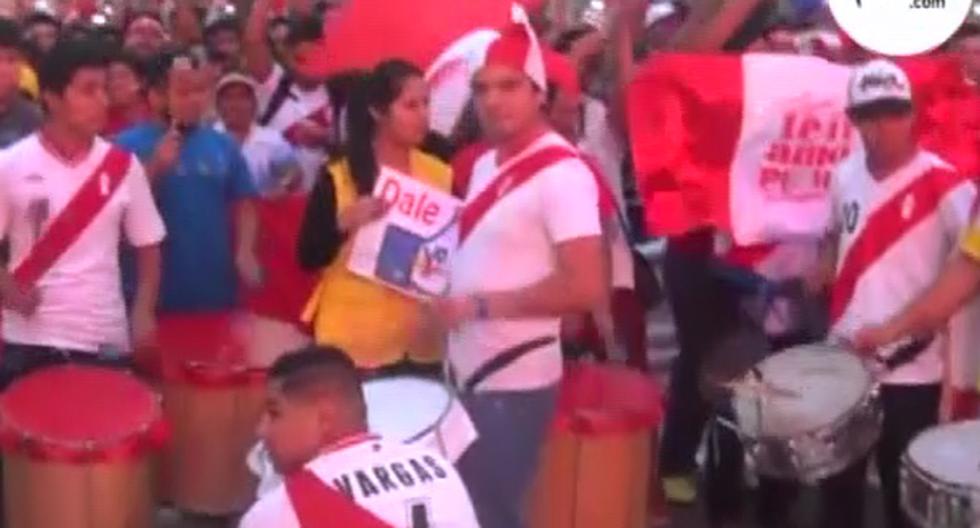 Cientos de hinchas apoyaron a la selección peruana en la Plaza de Armas de Lima. (Foto: Captura)