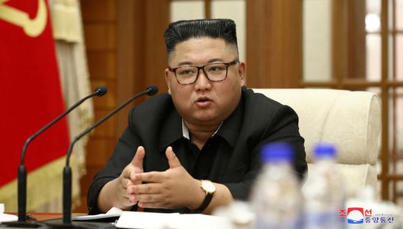 El líder de Corea del Norte, Kim Jong-un, durante la 18a Reunión del Buró Político del 7mo Comité Central del Partido de los Trabajadores de Corea (WPK). (Foto: KCNA / REUTERS).