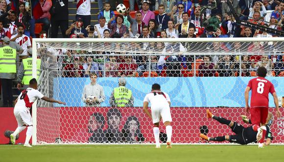 El balón por encima del travesaño, una imagen que nadie quería ver. (Foto: Giancarlo Ávila / GEC)