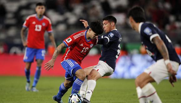 Chile's forward Victor Davila (L) and Paraguay's midfielder Hernesto Caballero (R) fight for the ball during the 2026 FIFA World Cup South American qualification football match between Chile and Paraguay at the David Arellano Monumental stadium in Macul, Santiago, on November 16, 2023. (Photo by Javier TORRES / AFP)