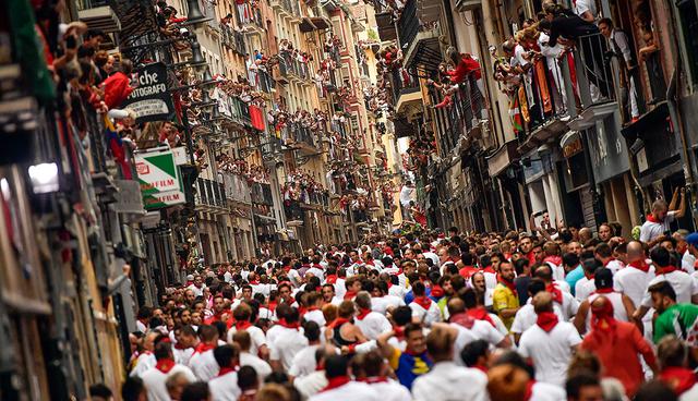 People pack the street ahead of the running of the bulls at the San Fermin Festival, in Pamplona, northern Spain, Thursday, July 13, 2017. Revellers from around the world flock to Pamplona every year to take part in the eight days of the running of the bulls. (AP Photo/Alvaro Barrientos)