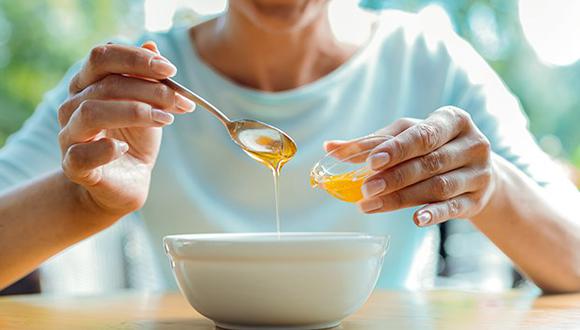 Una o dos cucharaditas de miel de abeja antes de correr, facilita en los runners, la absorción de carbohidratos y sirve de combustible para ganar velocidad y resistencia.