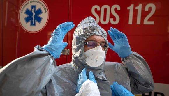 Personal de emergencia de Eslovaquia se alista para atender a pacientes de coronavirus. (AFP / JOE KLAMAR).