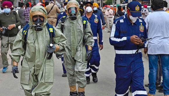 El personal de la Fuerza Nacional de Respuesta a Desastres (NDRF) llega para inspeccionar el accidente de fuga de gas en una fábrica en Ludhiana, India, el 30 de abril de 2023. (Foto de AFP)