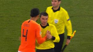YouTube: la triste historia detrás del abrazo de Van Dijk al árbitro del Holanda vs. Alemania [VIDEO]
