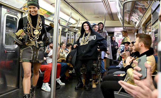 Moschino presentó su nueva colección en un metro de Nueva York. Recorre la galería y entérate de más detalles. (Foto: AFP)