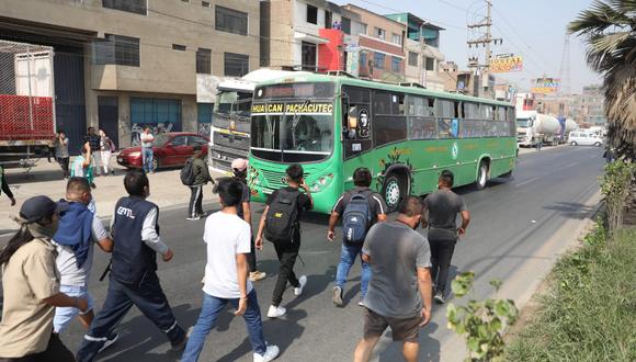 Transportistas acatan paro este martes y exigen se reduzca el precio del combustible, entre otras medidas. (Foto: Julio Reaño / GEC)