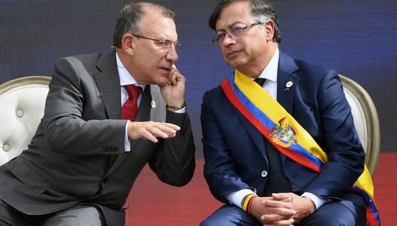 El nuevo presidente de Colombia, Gustavo Petro, escucha al presidente del Congreso, Roy Barreras, durante la ceremonia de toma de posesión en la plaza Bolívar de Bogotá, el 7 de agosto de 2022. (Foto de JUAN BARRETO / AFP)