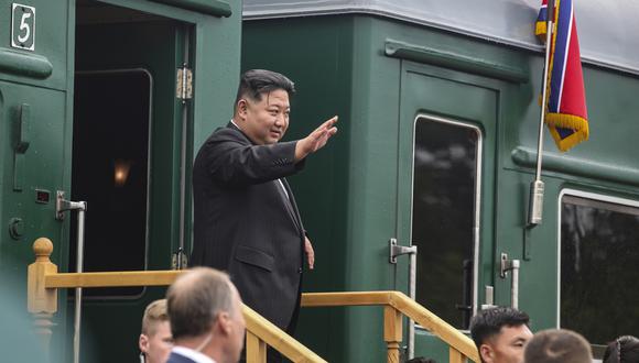 El líder de Corea del Norte, Kim Jong-un, saludando durante una ceremonia de despedida en Vladivostok, región de Primorsky, Rusia, el 17 de septiembre de 2023. (Foto de EFE/EPA/GOBIERNO DE PRIMORSKY KRAI)
