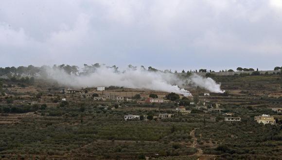El humo se eleva tras el bombardeo del ejército israelí sobre la aldea de Al Boustan, cerca de la frontera entre Líbano e Israel, sur del Líbano, 18 de octubre de 2023. EFE/EPA/WAEL HAMZEH