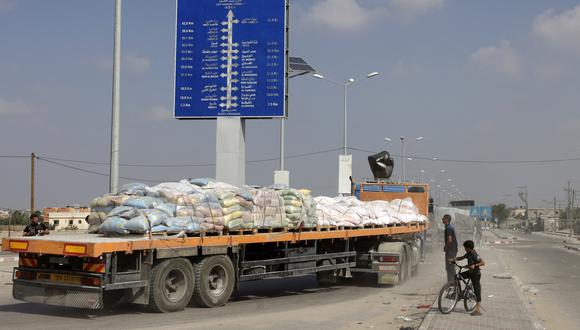 Un camión que transporta ayuda humanitaria ingresa al sur de la Franja de Gaza desde Egipto a través del cruce fronterizo de Rafah el 2 de noviembre de 2023, mientras continúan las batallas entre Israel y el movimiento palestino Hamás. (Foto de MOHAMMED ABED / AFP)