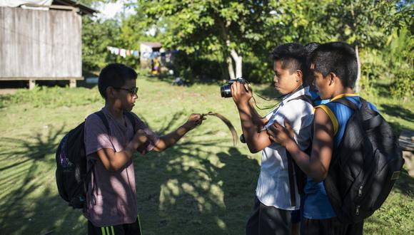Aprender el lenguaje audiovisual desarrolla una mirada crítica y convierte a los más chicos en productores de sus propios mensajes. El cineasta peruano Héctor Gálvez nos da las claves para poner las aulas en  modo cine.