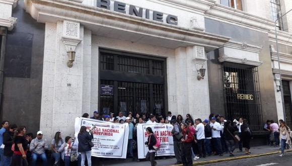 Arequipa: 4 mil trabajadores del Reniec acatan huelga indefinida