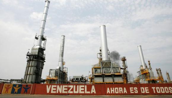 Producción petrolera de Venezuela cae a su mínimo en 13 años