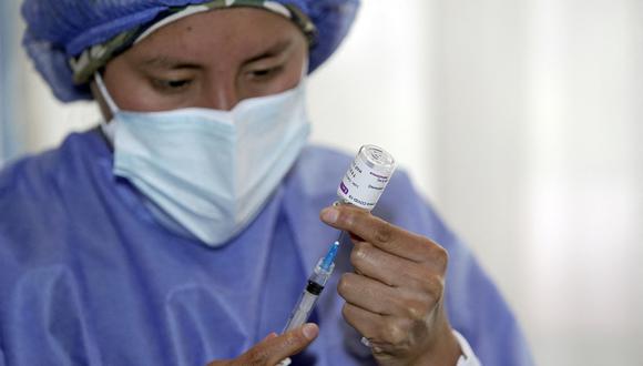 Un trabajador de la salud prepara una vacuna de AstraZeneca contra la nueva enfermedad del coronavirus COVID-19. (Foto: Cristina Vega RHOR / AFP)