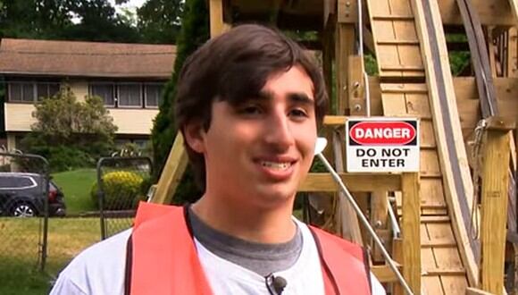 En esta imagen se aprecia al joven de 17 años que construyó su propia montaña rusa en el patio trasero de su casa. (Foto: Inside Edition / YouTube)