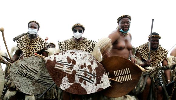 Son el mayor grupo étnico en Sudáfrica y su lengua la más hablada en el país. El pueblo zulú, lleno de valientes guerreros históricos, acaba de enterrar a su rey. Mientras esperan al sucesor repasamos su importancia en la enorme nación africana. (Foto: AP)