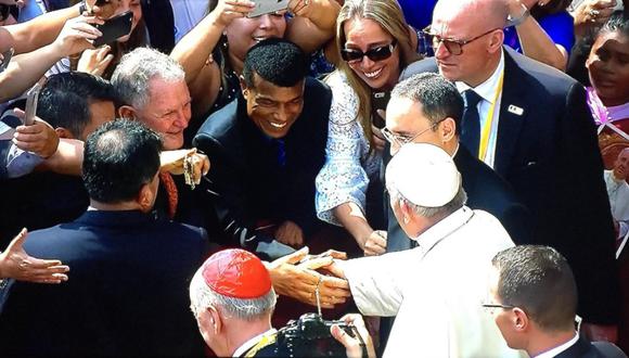 El papa Francisco logró darle la bendición a Teófilo Cubillas ante una multitud de personas. Este hecho se dio en su último día de visita en nuestro país. (Foto: @PapaFranciscoPe)