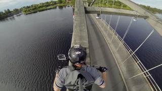 YouTube: nunca has visto a un motociclista cruzar un puente así