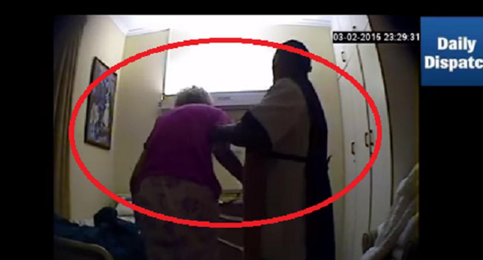 Captan a enfermera golpeando brutalmente a anciana. (Foto: Captura de YouTube)