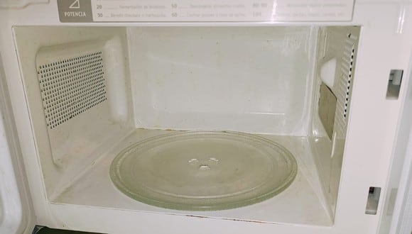 Cómo limpiar tu horno microondas 