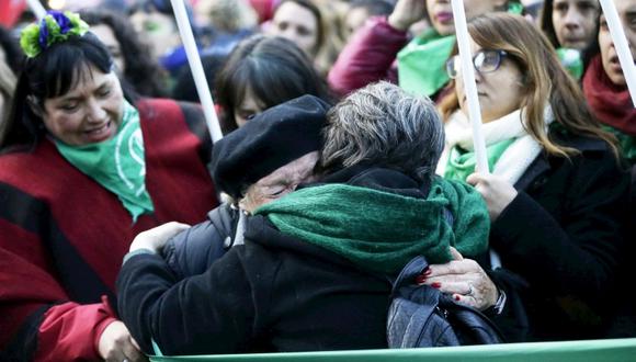 Portando pañuelos verdes en favor del aborto, quienes se congregaban esperando el final de la votación en el Congreso estallaron en cánticos al momento de conocerse el resultado. (Foto: AP/Jorge Saenz)