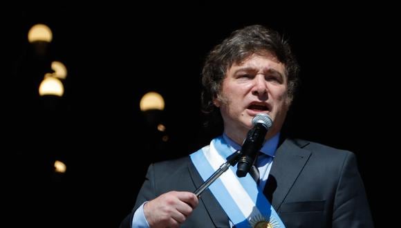 El presidente de Argentina, Javier Milei, sale al balcón de la Casa Rosada para saludar a simpatizantes. (EFE/ Juan Ignacio Roncoroni).