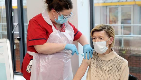 Una sanitaria aplicando la vacuna contra el coronavirus en Dublín. (Foto: AFP)