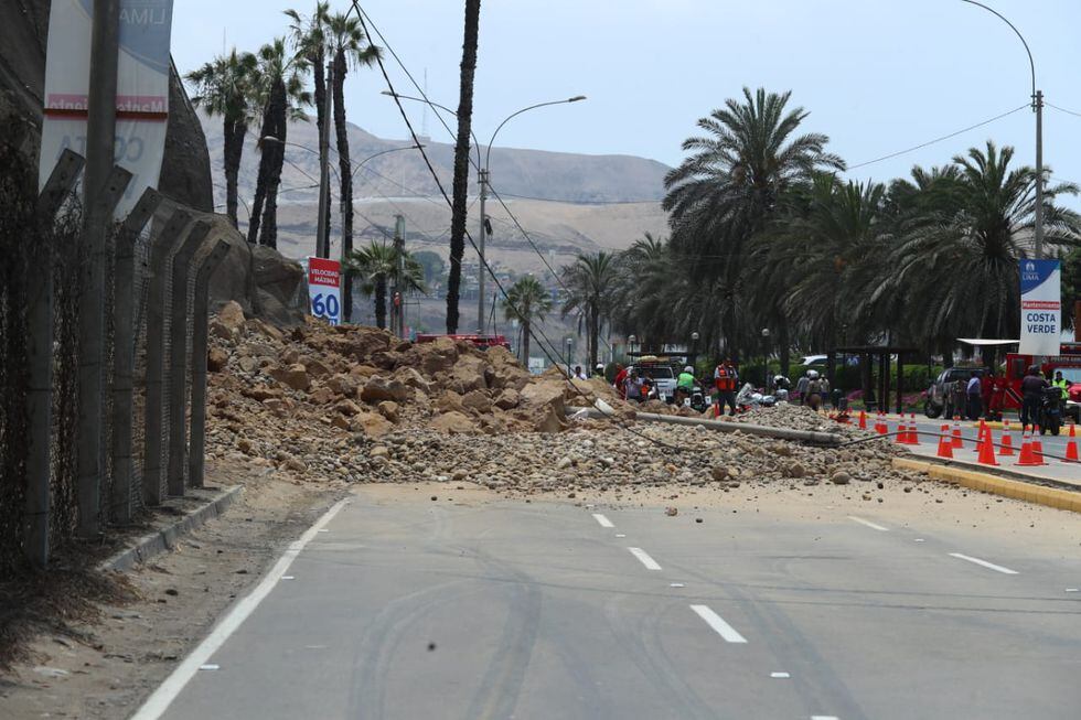 Esta mañana hubo un derrumbe en el acantilado en la Costa Verde, a la altura de playa Los Yuyos, en Barranco (Foto: Alessandro Currarino).