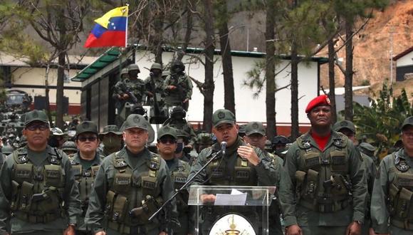 Vladimir Padrino (al centro), ministro de Defensa de Venezuela, manifestó su lealtad absoluta a Nicolás Maduro. (Foto: EFE / MINCI).