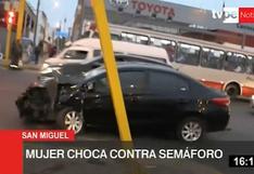 Mujer choca su auto contra semáforo en San Miguel