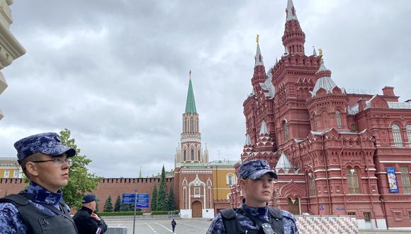 Oficiales de la Guardia Nacional Rusa (Rosgvardiya) patrullan un área alrededor del Kremlin en Moscú, el 24 de junio de 2023. (Foto por AFP)