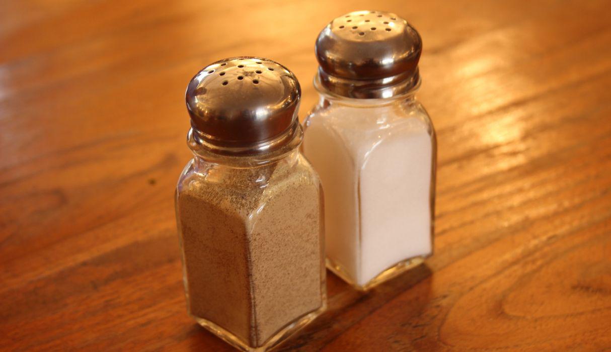 El salero y el pimentero son indispensables en la cocina y mesa de muchos hogares. (Foto: Pixabay)