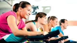 Seis razones para ejercitarte con una clase de spinning