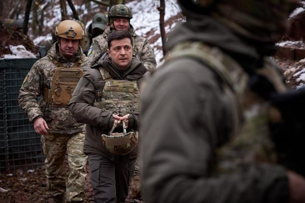 Ukrajinský prezident Volodymyr Želenskij navštívil tento týždeň vojnové oblasti a stretol sa s vojenským personálom na fronte, ktorý čelil separatistom podporovaným Ruskom v Doneckej oblasti.  (Foto: AFP)