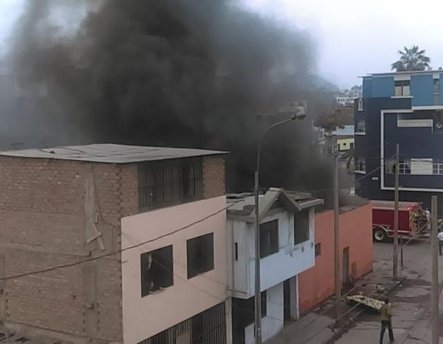 Breña: bomberos controlan fuerte incendio en ferretería - 2