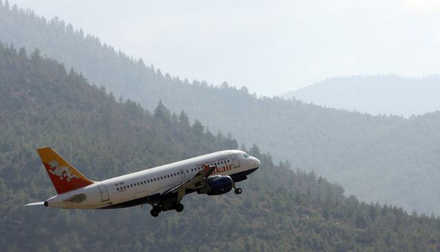 El aeropuerto de Paro es considerado uno de los más peligrosos del mundo, por el peligroso descenso que supone al estar ubicado entre altísimas montañas. (Foto: AFP)