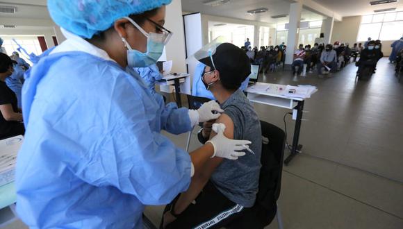 Según la Geresa Arequipa, un 90% de personas infectadas no recibió la vacuna contra el coronavirus o solo se inmunizaron con una dosis | Foto: Minsa / Referencial