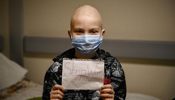"Paren la guerra" reza el pensaje de esta niña en el sótano del principal hospital pediátrico de Kiev. (Foto: Getty Images)
