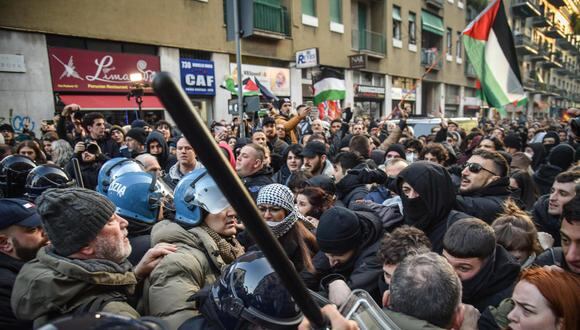 Manifestantes pro palestinos que querían salir en procesión entraron en contacto con policías con equipo antidisturbios que intentaban romper su bloqueo, en Milán, Italia, el 27 de enero de 2024. EFE/EPA/MATTEO CORNER