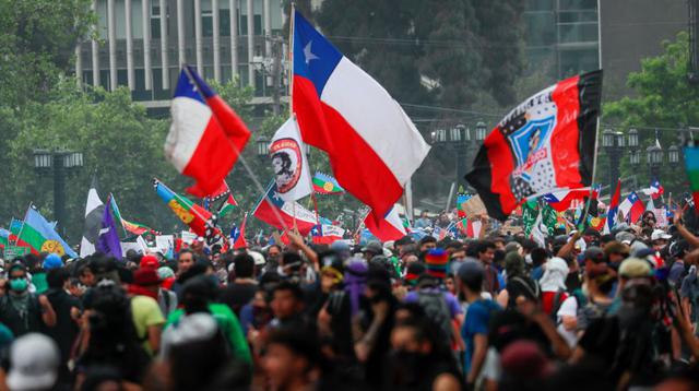 Marchando solo por la Alameda, con una emoción que lo desbordaba de a ratos, se sentía esperanzado sin embargo por un movimiento social que exige introducir cambios a la desigual sociedad chilena. “Me llena de alegría ver a esta juventud que se levanta. ¿Cómo la gente no se daba cuenta antes de que estábamos siendo condenados a la pobreza?”, reflexionó. (Foto: Reuters).