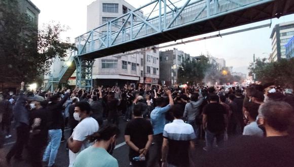 La gente asiste a una protesta por la muerte de Mahsa Amini, quien murió después de ser arrestada por la "policía de la moralidad" de la república islámica, en Teherán. (Foto: (West Asia News Agency / vía  REUTERS)