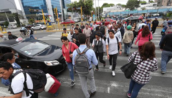 En el cruce de la avenida Javier Prado con la calle Francisco Masías, los peatones deben esquivar los vehículos para poder cruzar. (Foto: Rolly Reyna)