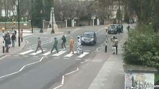 Cámara capta las locuras que hacen los fanáticos en Abbey Road