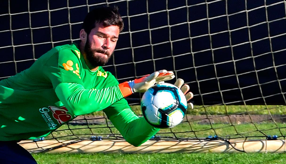 Alisson Becker está a punto de igualar el récord de Taffarel. (Foto: AFP)