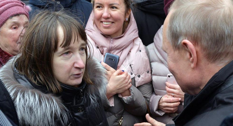 "¿Se puede vivir con 10.800 rublos (unos 160 euros)?", le interpeló la mujer a Vladimir Putin, presidente de Rusia. (Foto: AP).